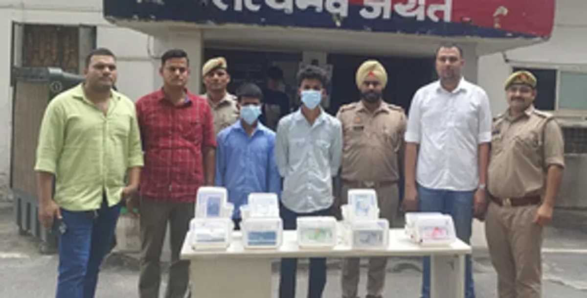 20 लाख के आईफोन और एप्पल वॉच के साथ सुपरवाइजर समेत दो गिरफ्तार